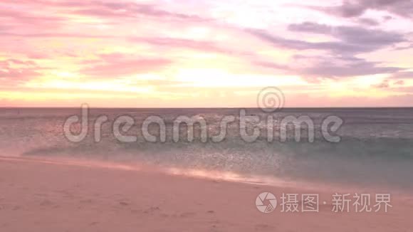 在波光粼粼的海滩上，黄红的夕阳