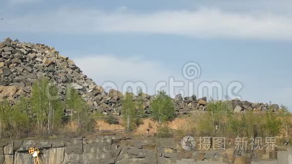 采石场花岗岩的开采视频