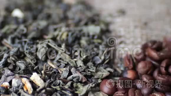 绿茶叶与咖啡豆紧密旋转视频