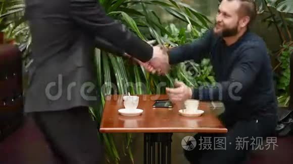 帅哥两个商人在咖啡馆开会视频