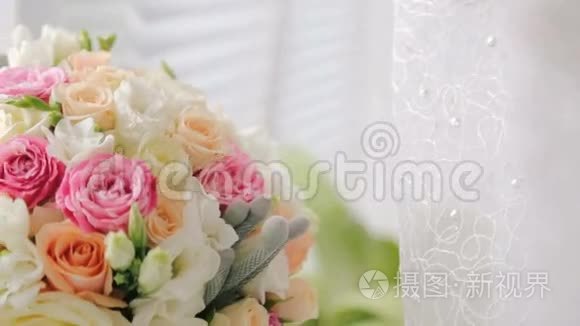 白色窗台上的奢华婚礼花束视频