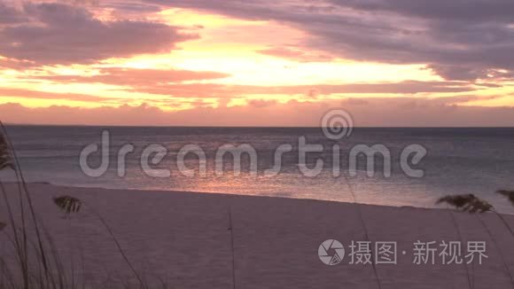 在波光粼粼的海滩上，黄红的夕阳