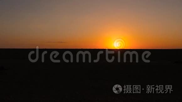日落时分在撒哈拉沙漠开越野车视频