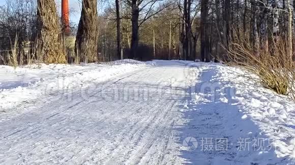 冬天把白雪皑皑的道路穿过森林