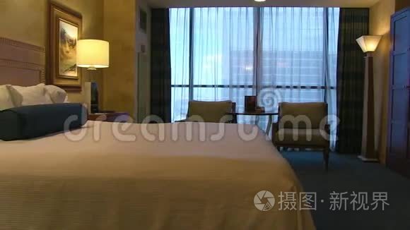 干净的酒店客房和床视频