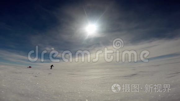 一个人在雪地上跋涉视频