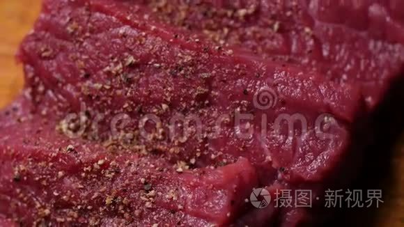 木制砧板上的新鲜生肉牛排