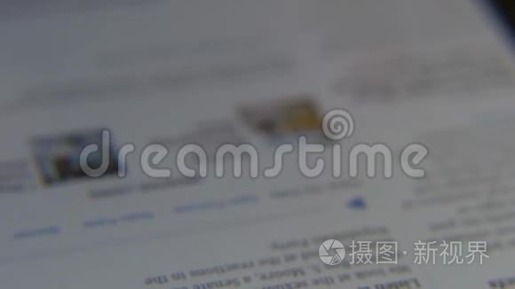 上网在智能手机上冲浪。 搜索信息和新闻