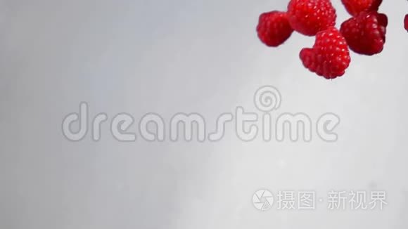 成熟的红树莓在空中飞舞视频