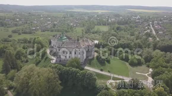 乘坐无人驾驶飞机飞往著名的乌克兰观光景点奥列斯科的历史城堡和公园