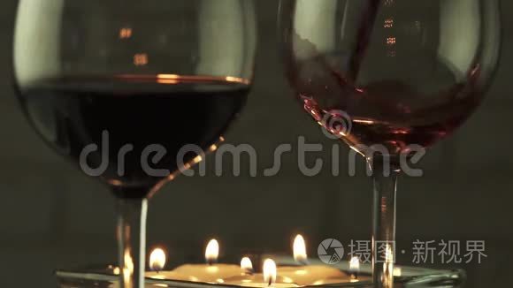 在烛光下盛满红酒的酒杯浪漫的晚间慢动作股票录像