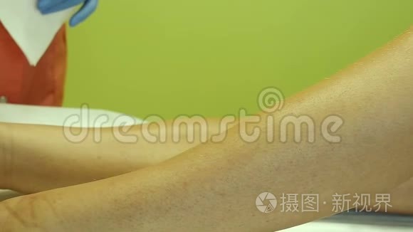 女人把粉末撒在客户腿上视频