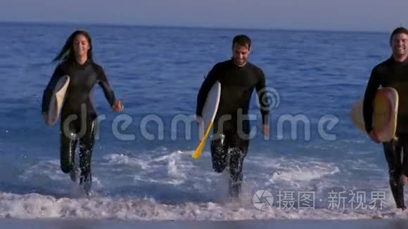 三个快乐的冲浪者逃离大海视频