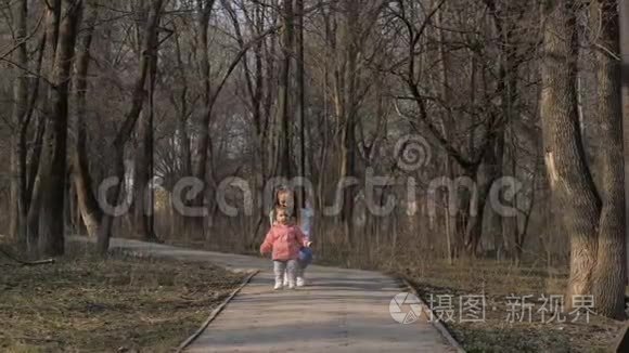 小女孩在公园里玩