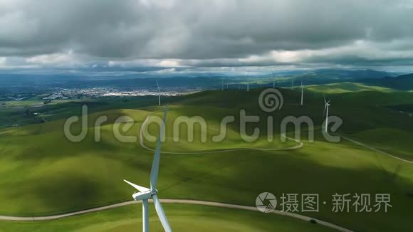 风轮机养殖场上美丽的晚山景观.. 绿色生态世界可再生能源生产。 空中景观