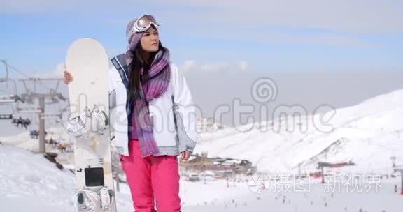 年轻女子在雪山坡上测量视频