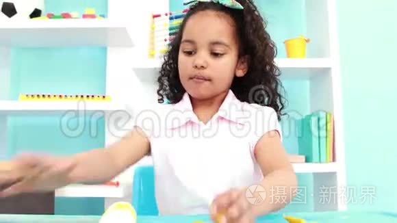 小女孩在玩粘土模型视频