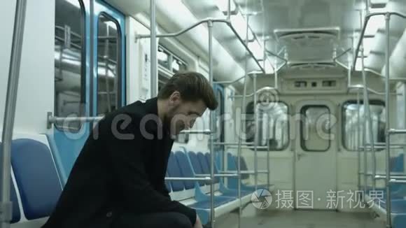 孤独的人坐在地铁车厢里视频