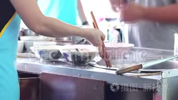 泰国曼谷面条店厨师烹饪面条视频