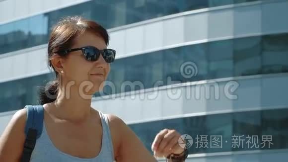 在摩天大楼背景下微笑的女人视频