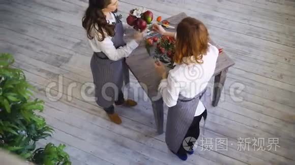 两位年轻英俊的厨师花匠在鲜花、水果店做水果和蔬菜花束