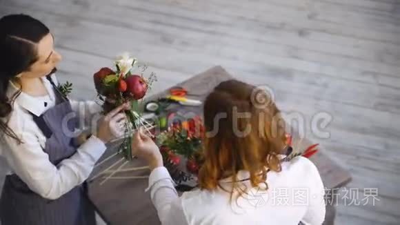 两位年轻英俊的厨师花匠在鲜花水果店做水果和蔬菜花束