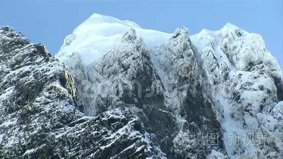 山脉中的雪山山峰视频
