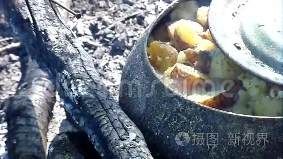 烧饭用的铸铁锅可在明火上使用视频