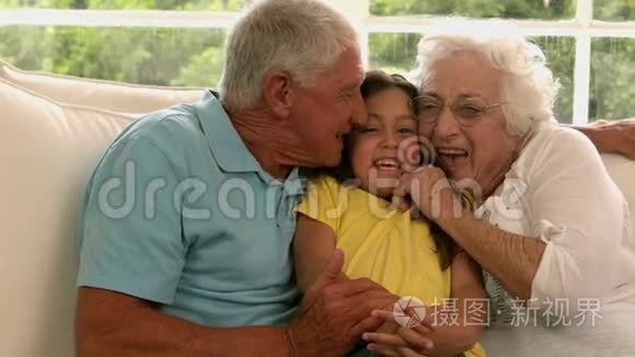祖父母在沙发上亲孙女视频