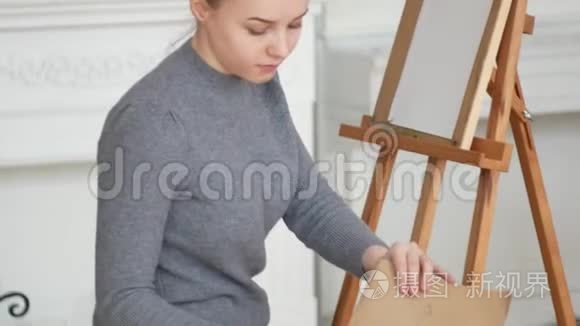 年轻女画家在画室画素描视频