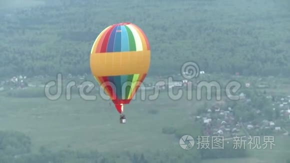 空中飞行的彩色气球视频