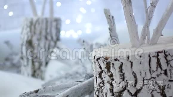 新年装饰白色。 球像橘子放在雪白的树上.. 视频适合背景