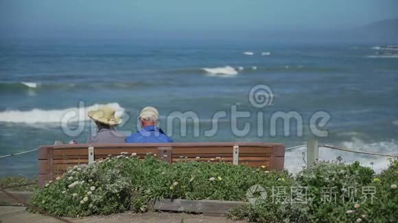 老年人退休后享受海景视频