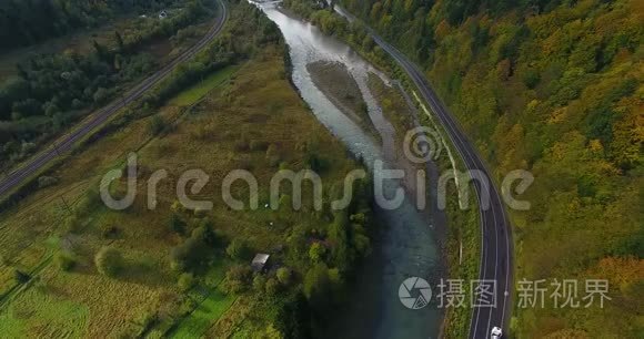 秋季喀尔巴阡山村庄的鸟瞰图视频