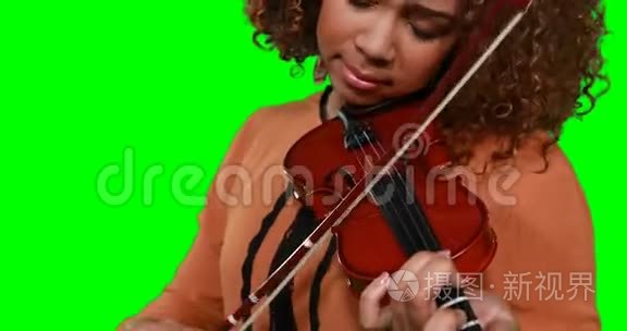 女音乐家拉小提琴的特写视频