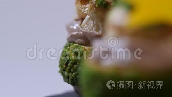 用棉花糖巧克力和格雷厄姆饼干做的新鲜的自制烤饼。 甜的巧克力奶油蛋糕