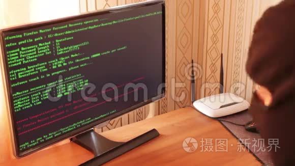 黑客盗窃用电脑。 涉及网络犯罪和小偷的伟大视频和项目
