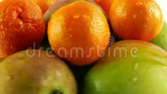 旋转芒果和橘子的大镜头-白色背景视频的预览图