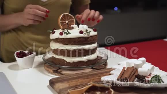 女人在厨房里装饰自制蛋糕视频