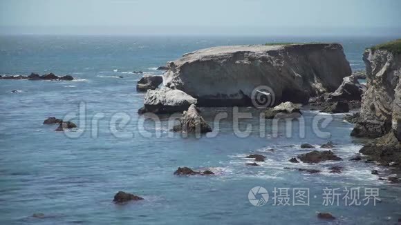 加州庇斯莫海滩附近的岩石海岸景观