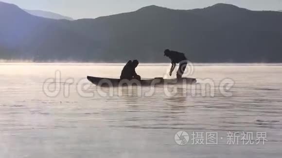 渔民在光线下拉网视频