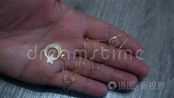女性手中象征土耳其的黄金吊坠