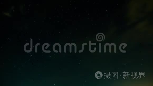 夜空中有星星和云