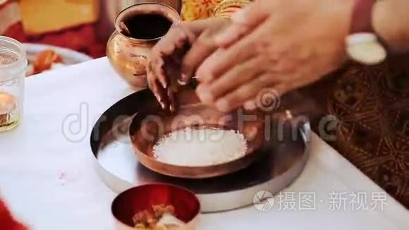手在手里的女人把米放在铜盘里视频