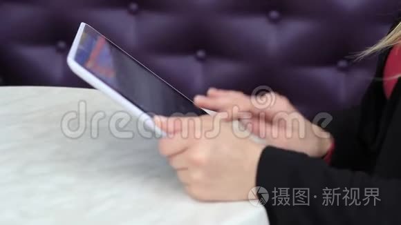 女性手使用平板电脑特写视频