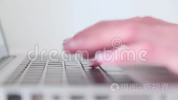 女孩在笔记本电脑上输入文字视频