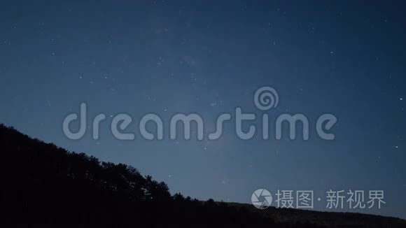 夜空星星和森林时间推移视频