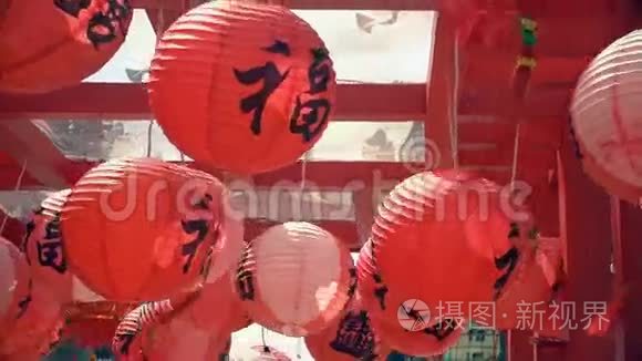 许多中国红灯笼随风飘散视频