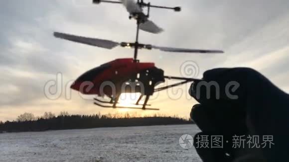 无线电控制玩具直升机坠毁视频