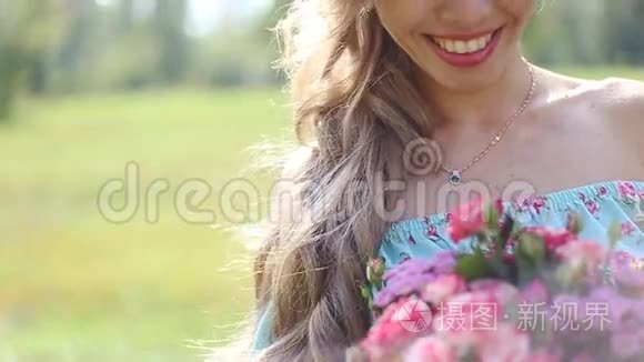 小女孩带着一束鲜花慢动作视频